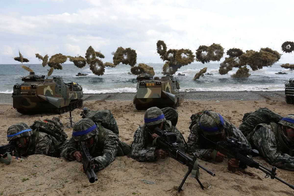 عکسی جالب از تمرینات ارتش کره و نارنجک های دودزا