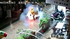 چین: منفجر شدن باتری موتورسیکلت برقی حین حرکت در خیابان (فیلم)