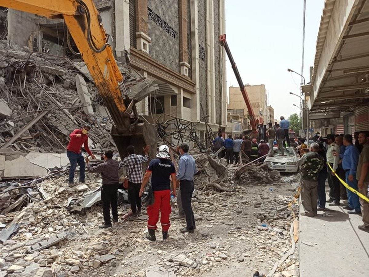 هلال احمر: آواربرداری ساختمان متروپل با تخریب سه منزل مجاور شتاب گرفت