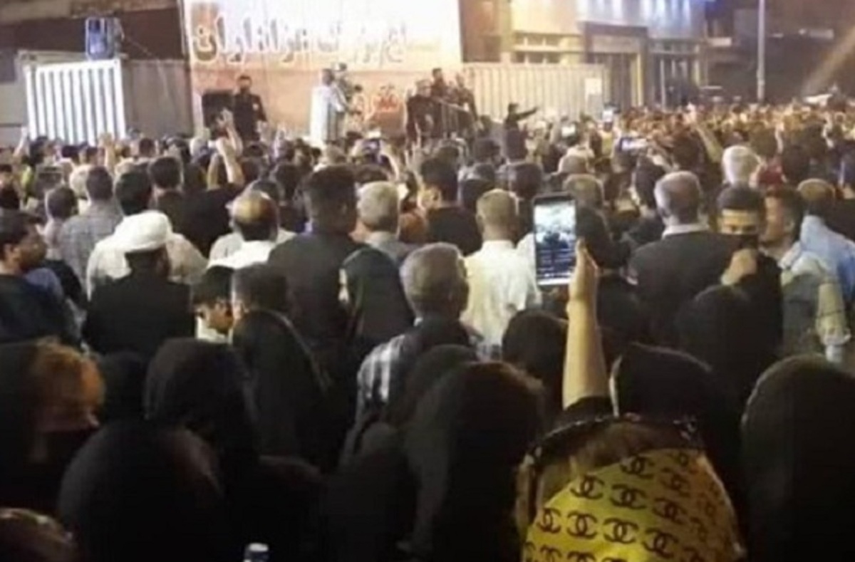 فارس: عده ای در آبادان با کف و شعار، مانع سخنرانی نماینده خبرگان شدند / به دوربین صداوسیما حمله کردند