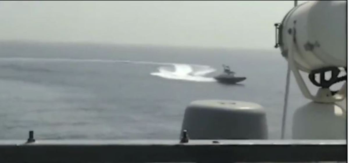 ببینید|مواجهه قایق‌های سپاه با 2 کشتی‌ آمریکایی در خلیج فارس