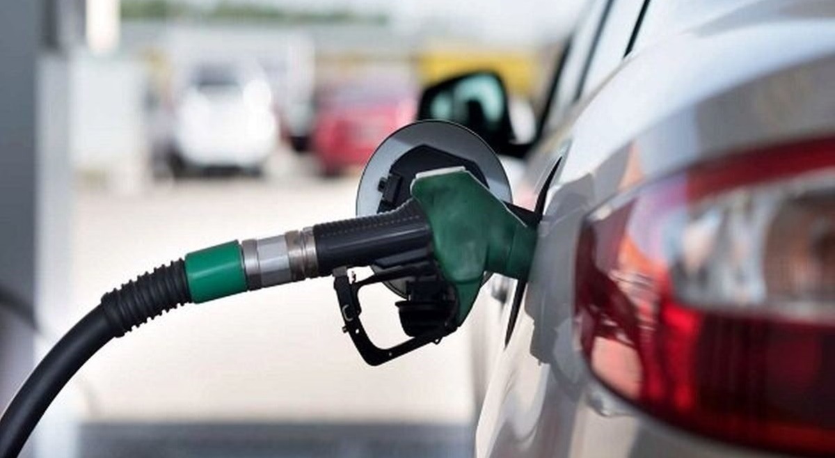 وزیر اقتصاد: تخصیص بنزین به اشخاص به جای خودرو، از اولویت خارج شد