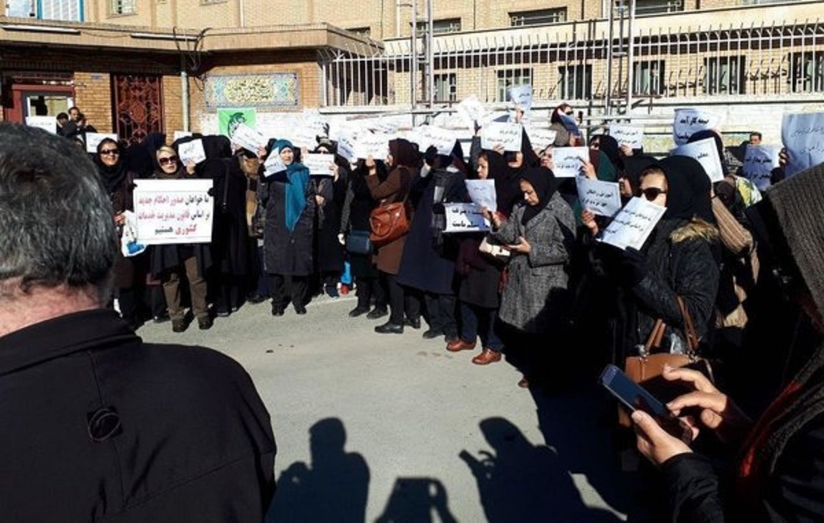 روزنامه اطلاعات: تجمعات معلمان و نوجوانان شیرازی را سیاسی نکنید