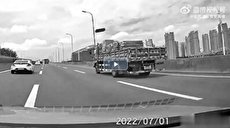 ببینید| برخورد بار کامیون با ماشین سواری در چین
