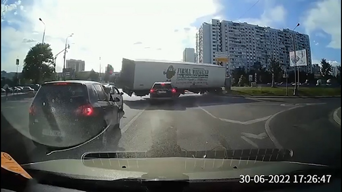 ببینید| تصادف تریلی با تیر چراغ برق در مسکو