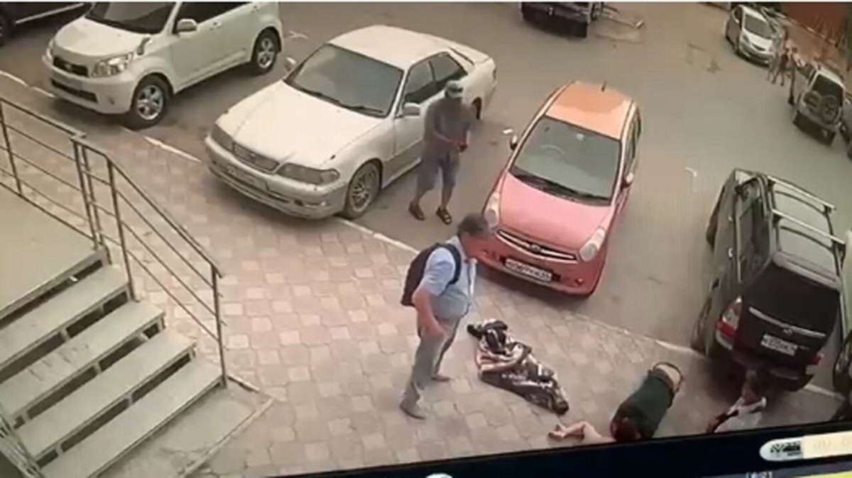 ببینید| سقوط کودک از بالای ساختمان به کف خیابان در چین