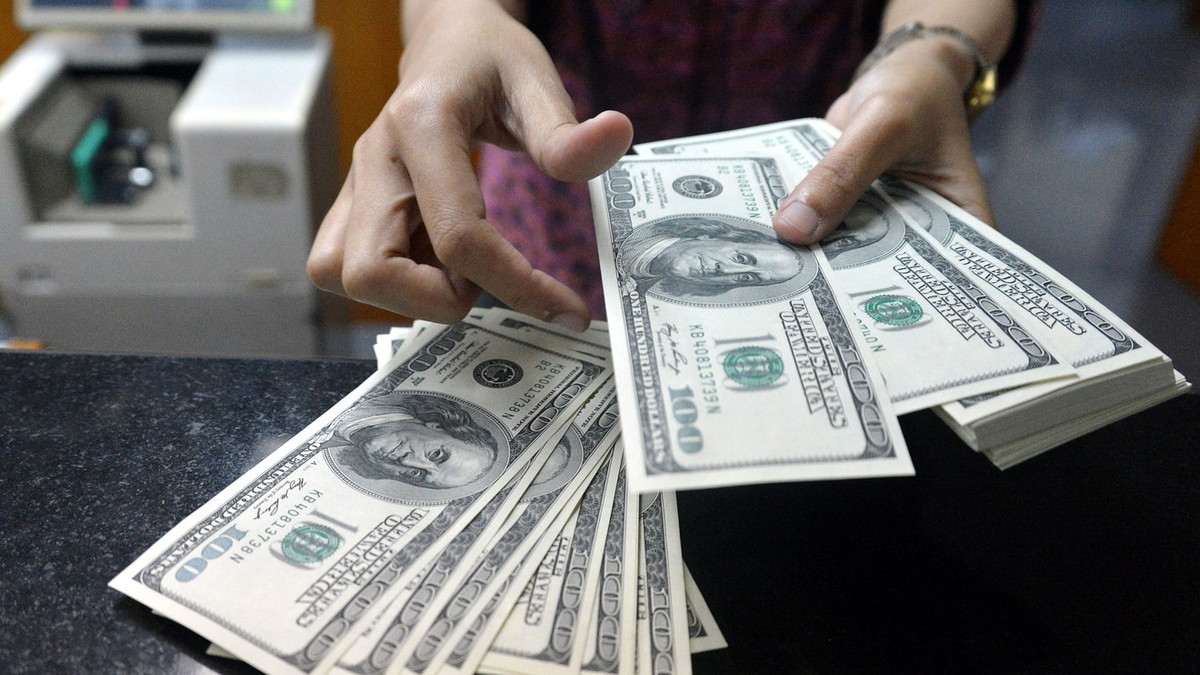 روزنامه رسالت: هیچکس مسئولیت حذف ارز ۴۲۰۰ تومانی را نمی‌پذیرد