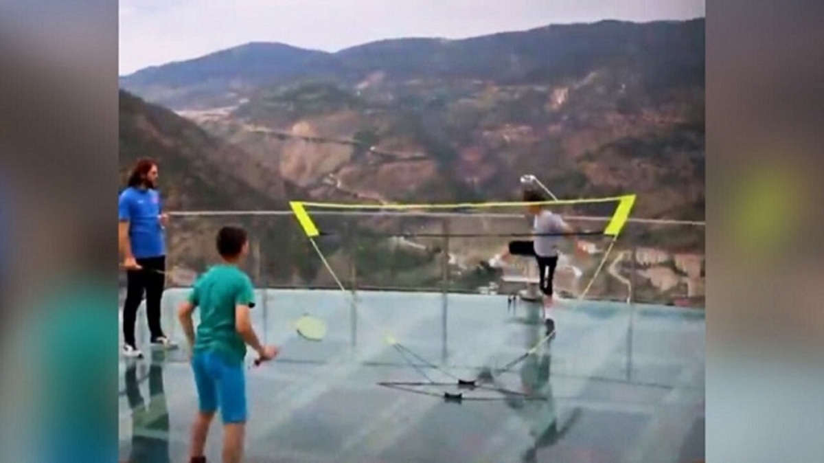 ببینید| زمین شیشه‌ای بدمینتون در ارتفاع ۲۴۰ متری در ترکیه
