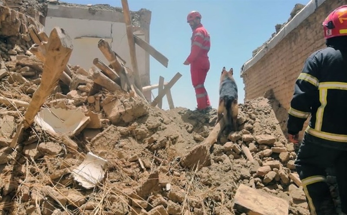ریزش ساختمان متروکه در سنندج/ ۵ نفر از زیر آوار نجات یافتند/ دستور تخلیه منازل اطراف (+عکس)