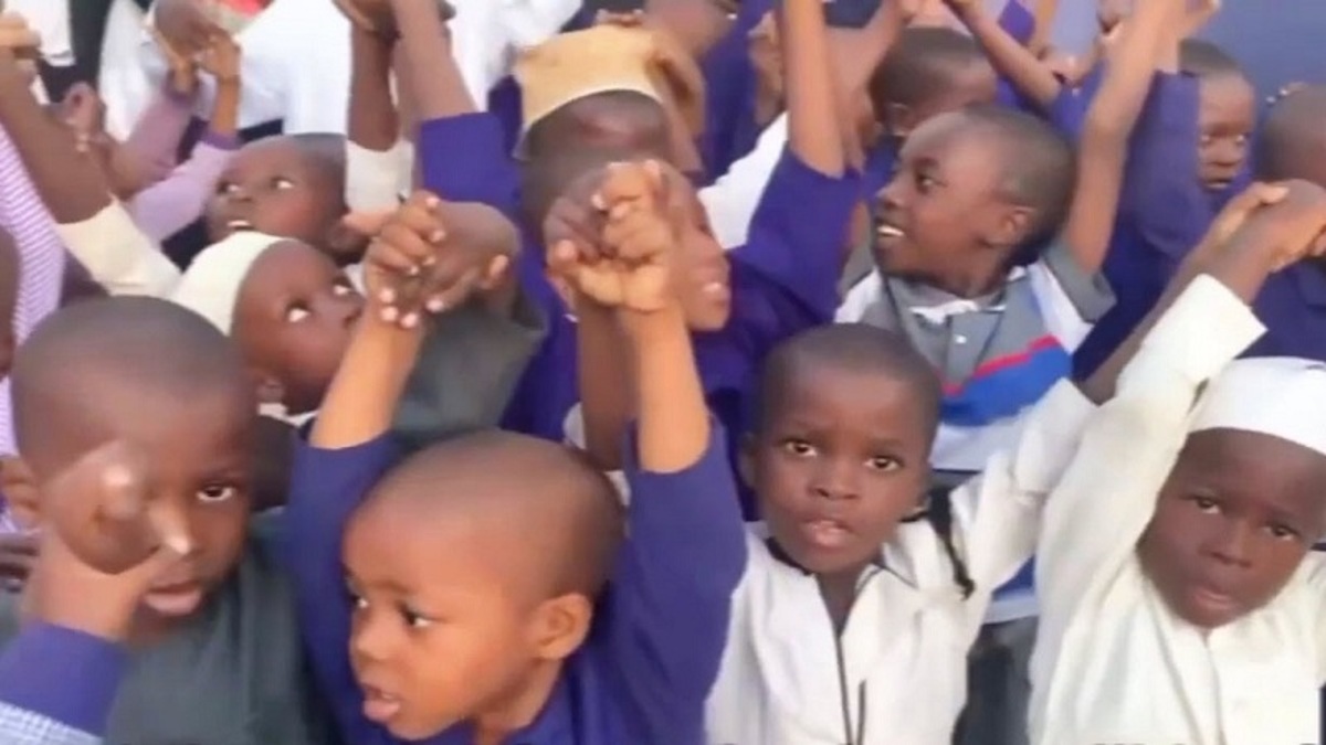 ببینید| اجرای «سلام فرمانده» این بار در تانزانیا