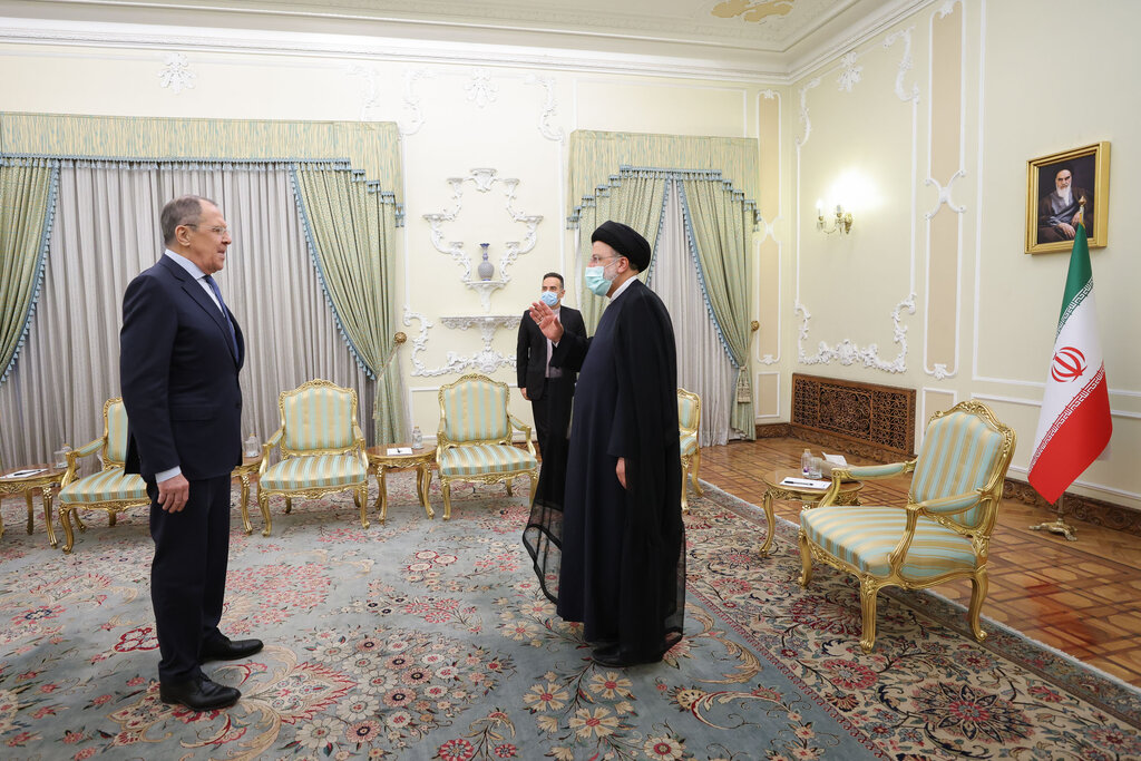 اتفاق عجیب در دیدار وزیر خارجه روسیه با رئیسی (عکس)