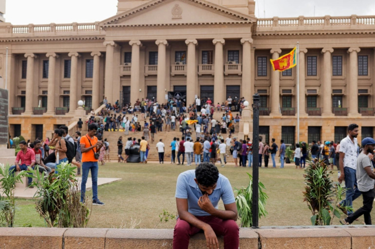 کاخ ریاست جمهوری سریلانکا در تصرف مردم / عکس یادگاری، شنا در استخر و آشپزی (+عکس)