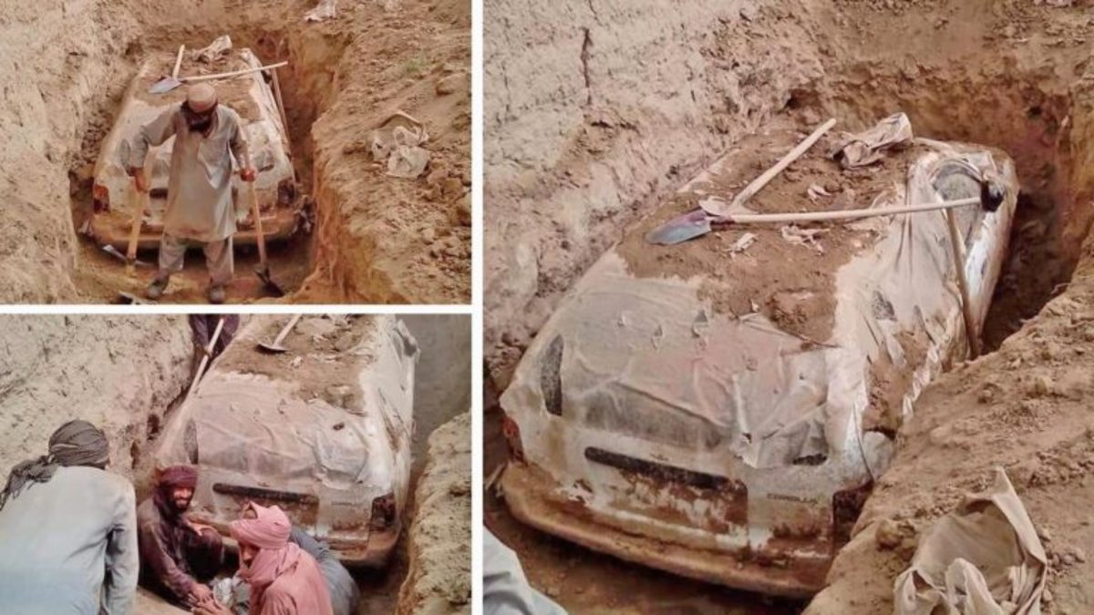 بیرون کشیدن خودروی فرار بنیانگذار طالبان از زیر خاک پس از 20 سال (+عکس)