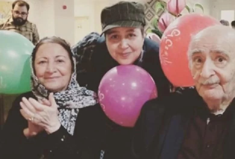 مازیار لرستانی در کنار پدر و مادرش (+عکس)