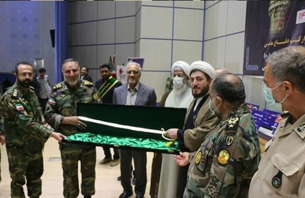 اهدای شمشیر تاریخی نیروی زمینی ارتش به موزه آستان مقدس حضرت معصومه