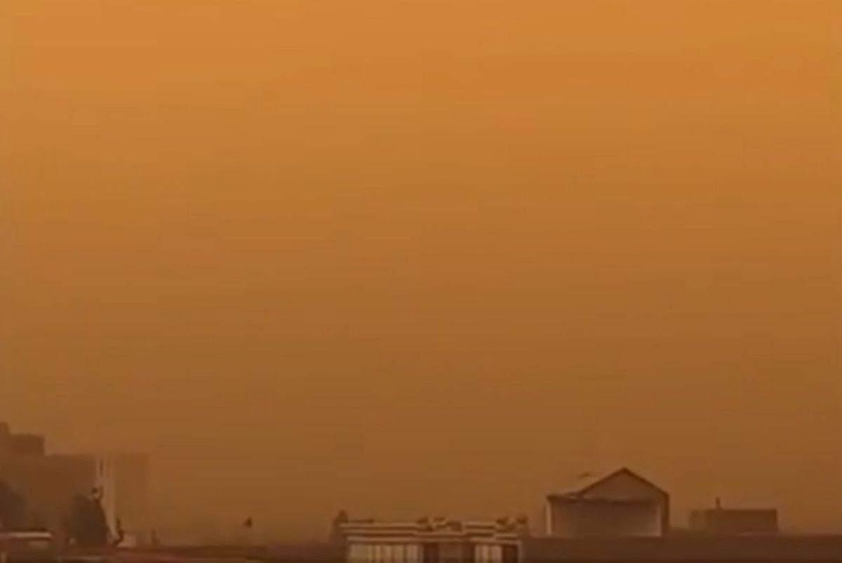 گرد و غبار آسمان عراق را به رنگ سرخ درآورد (فیلم)