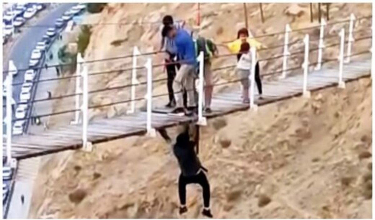 ببینید|سقوط یک جوان از روی پل معلق در سنندج / علت: اقدام عمدی و عجیب