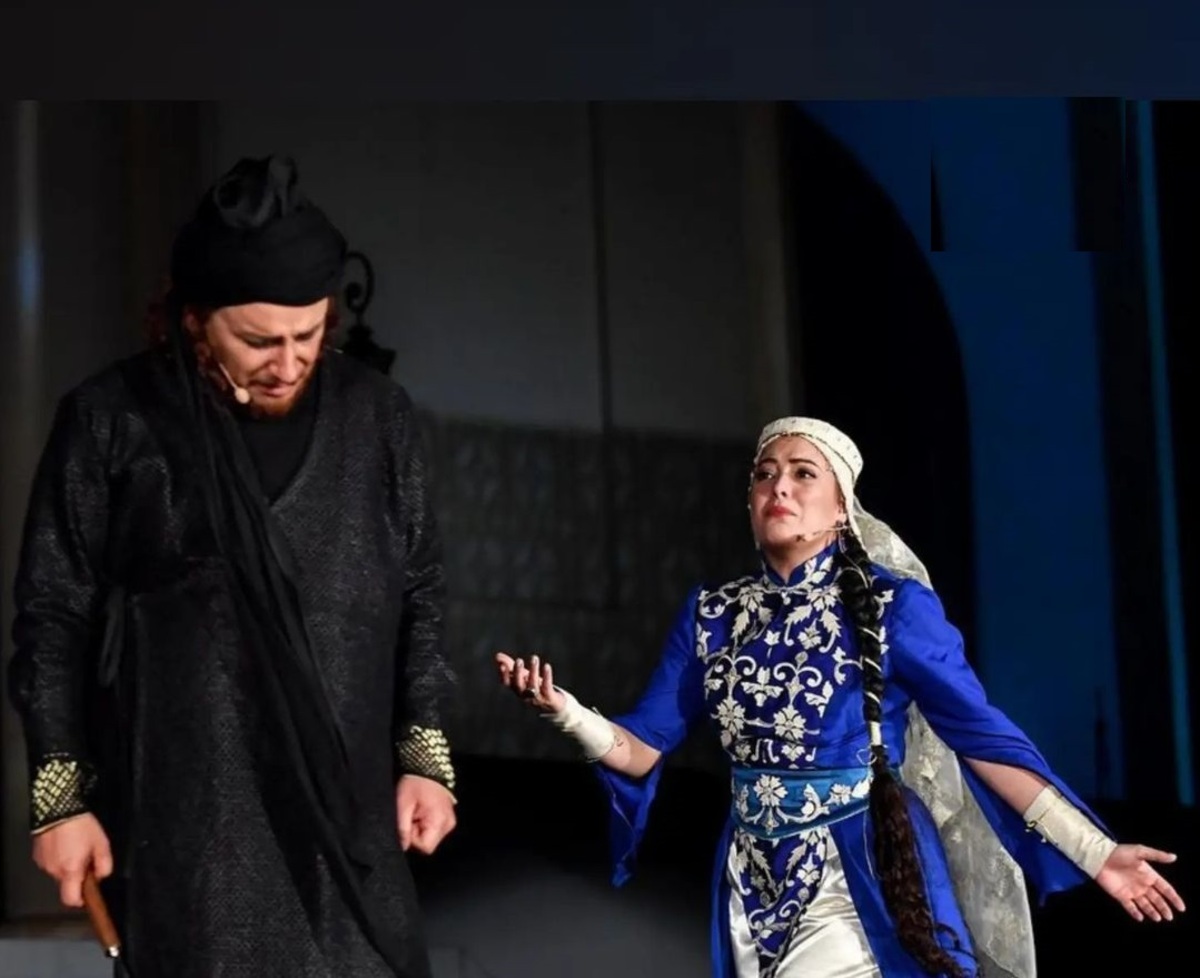 ببینید | جواد عزتی و طناز طباطبایی روی صحنه کنسرت نمایش «سی صد»