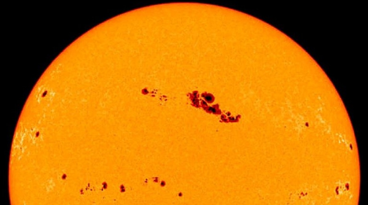 لکه عظیم خورشیدی مقابل زمین یک‌شبه دو برابر شد/ دانشمندان: جای نگرانی نیست (+عکس)