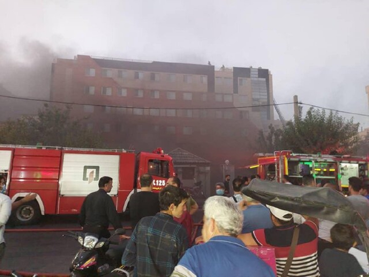 تهران/ یک کشته در آتش‌ سوزی مجتمع مسکونی / آتش نشان‌ها با نردبان ده‌ها تن را نجات دادند