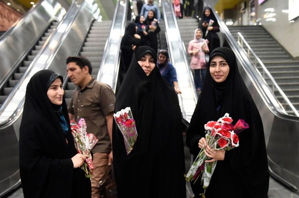 گل رز در مترو ، گشت ارشاد در بیرون؛ تبلیغ حجاب با پلیس و دستبند جواب عکس می دهد