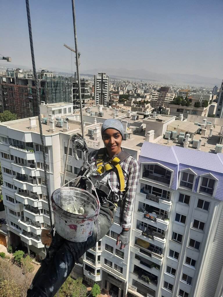 دختر جوان ایرانی راپل کار که روزی ۱۲ ساعت در هوا معلق است