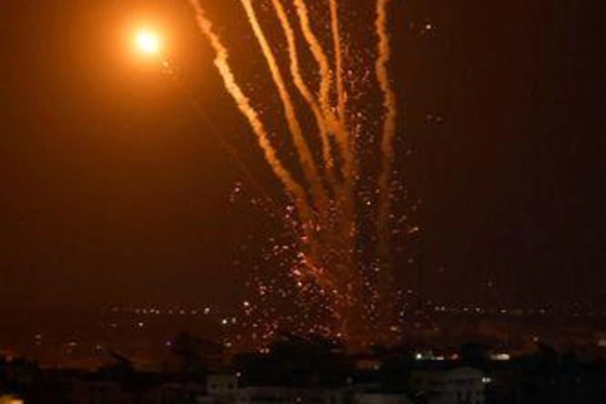 حملات هوایی اسرائیل به غزه (+عکس) / شهادت فرمانده ارشد فلسطینی / شلیک بیش از 100 موشک از غزه به اسرائیل