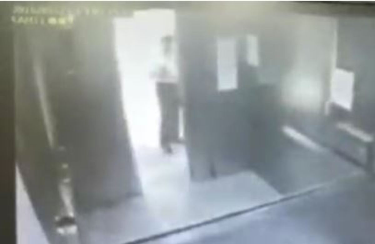 ببینید | گیرکردن یک مرد جوان بین درب آسانسور در تایوان