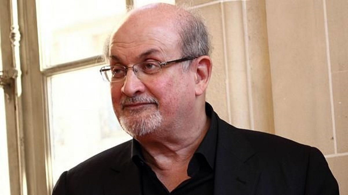 حمله به سلمان رشدی در نیویورک/ چاقو به گردن رشدی خورده است (+ عکس و فیلم)