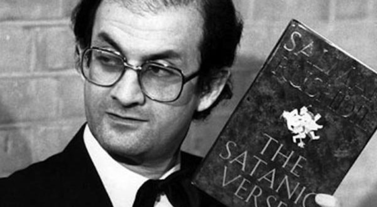 خون سلمان رشدی روی دیوار (عکس)