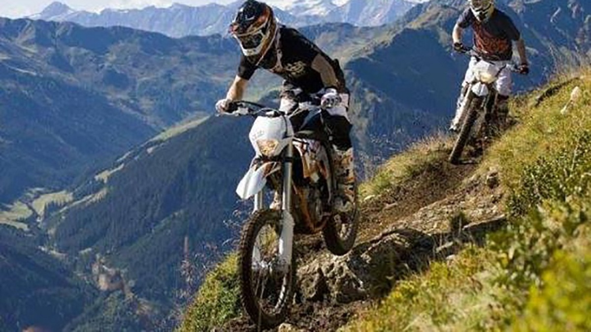 ببینید| سقوط موتورسوار از بالای صخره در مناطق کوهستانی اروپا