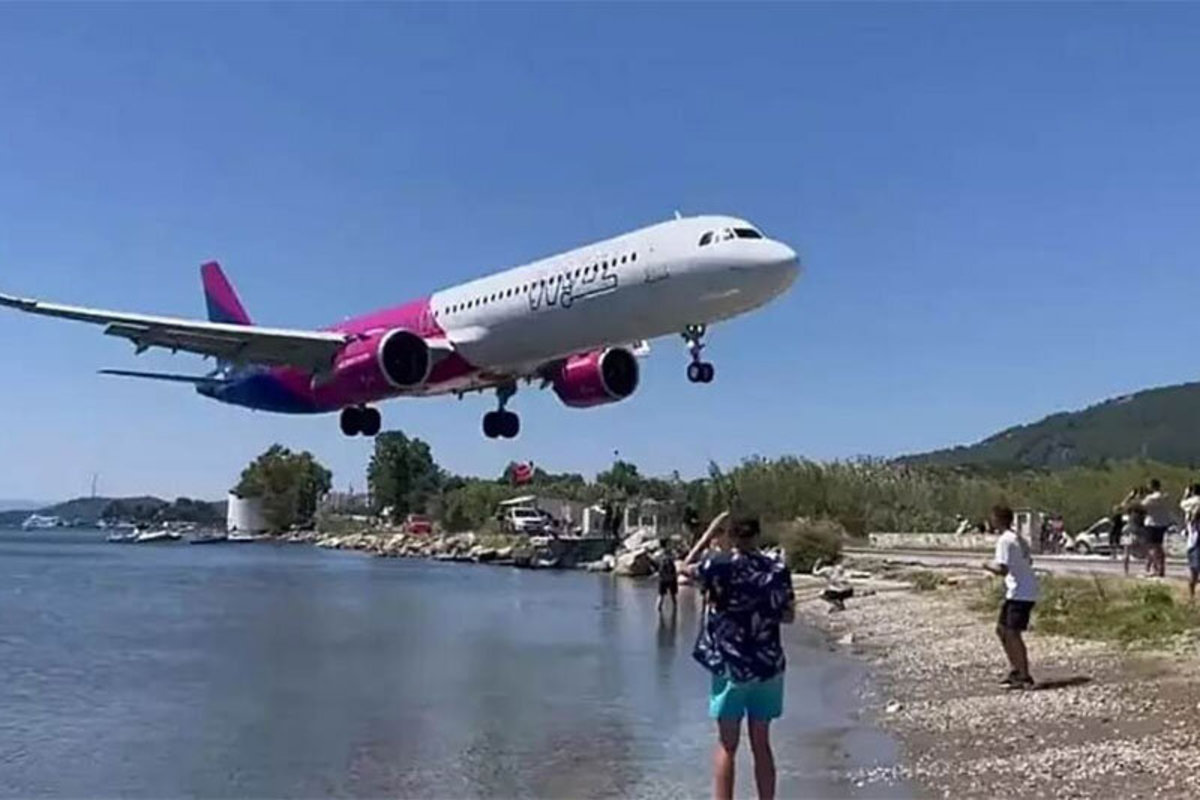 ببینید | فرود ترسناک هواپیما در یونان در چند قدمی گردشگران
