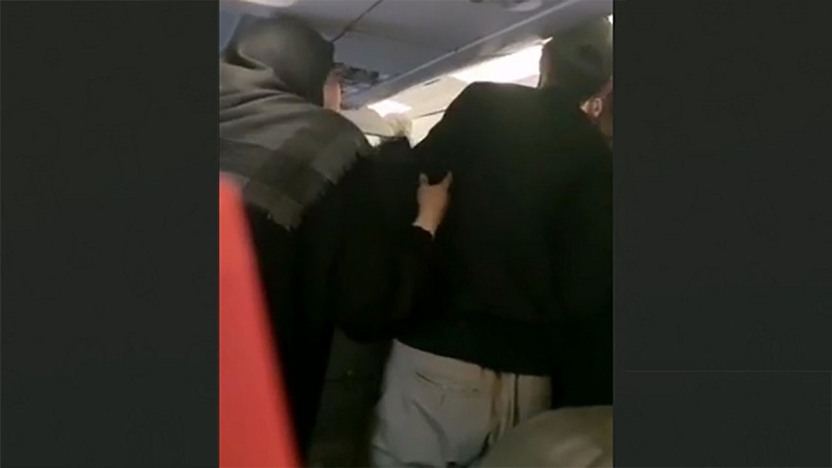 ببینید| درگیری فیزیکی مسافر پرواز نجف-تهران با مهماندار هواپیما