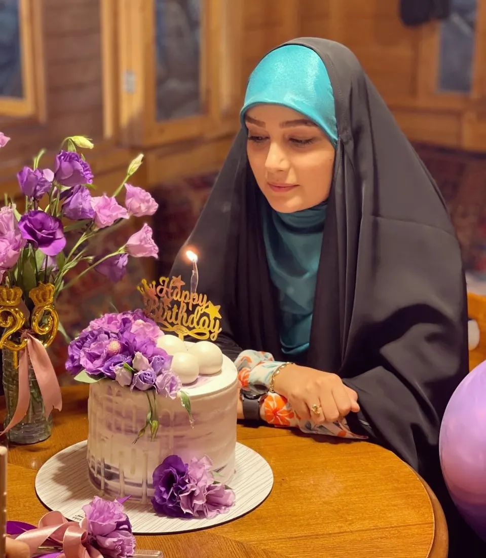 جشن تولد خانم مجری در کنار همسرش (عکس)