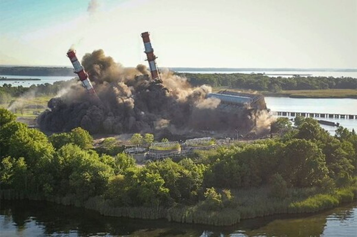 ببینید| لحظه تخریب نیروگاه ذغالی در آمریکا