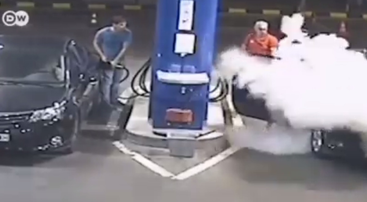 واکنش جالب کارگر پمپ‌ بنزین به سیگار کشیدن در پمپ بنزین (فیلم)