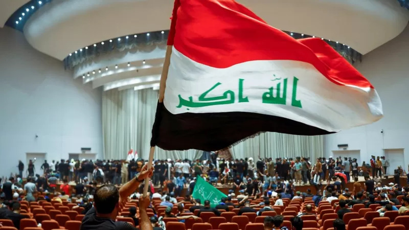 حمله دوباره حامیان مقتدی صدر به پارلمان عراق / تحصن در پارلمان (+عکس)