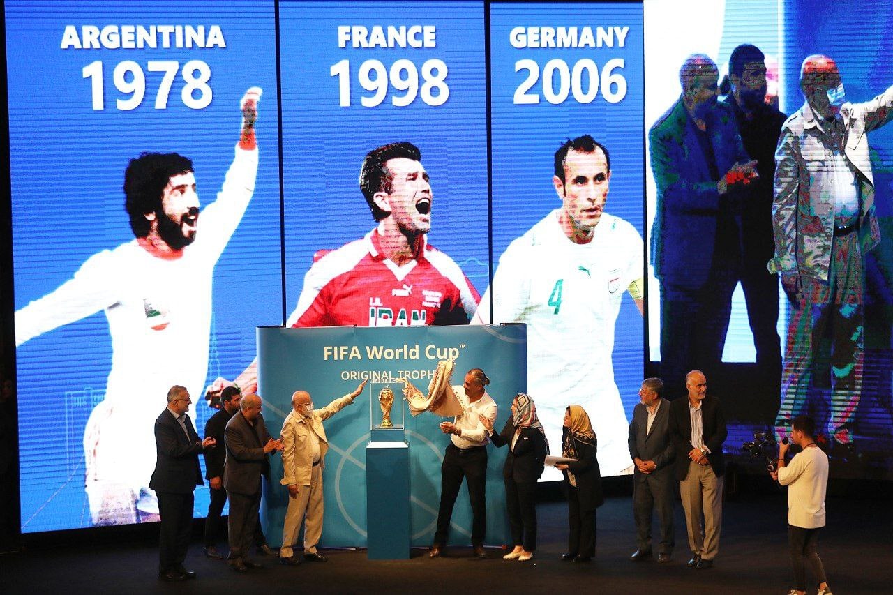 بی نظمی در مراسم رونمایی از کاپ جام جهانی در تهران/ جواد خیابانی: خاک عالم تو سر من (+فیلم)