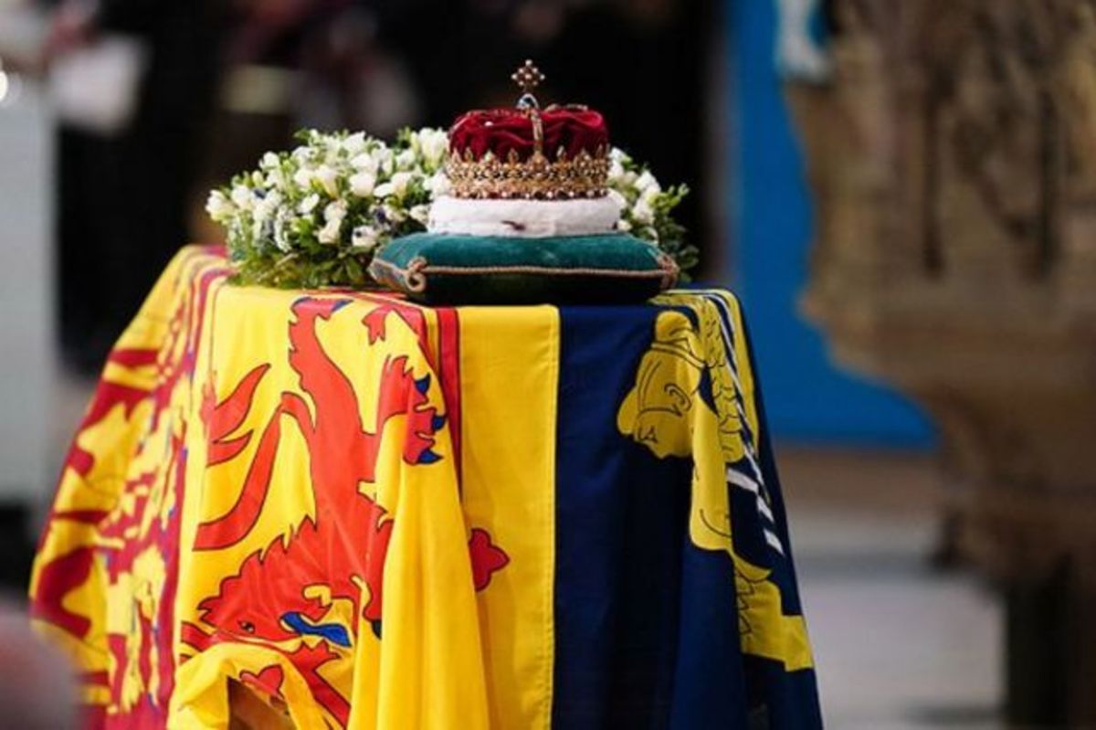 ببینید| بی هوش شدن یکی از اعضای گارد سلطنتی در مراسم تشریفات تابوت ملکه