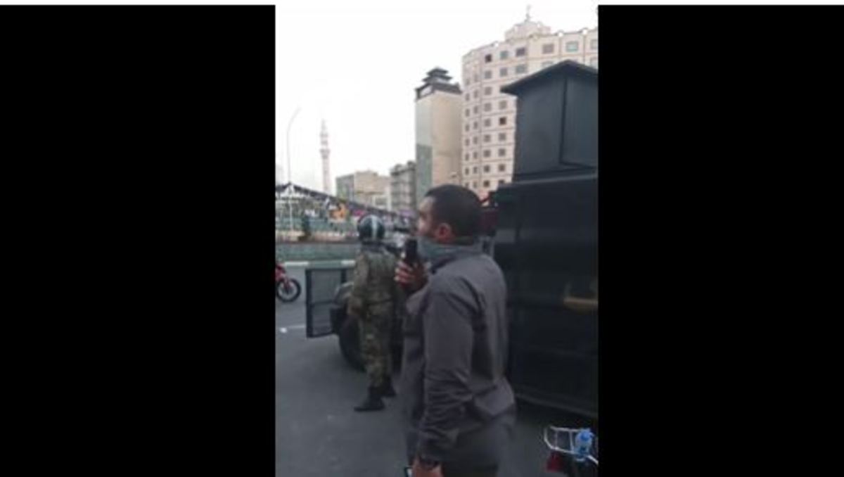 ببینید | صحبت‌های فرمانده یگان ویژه با مردم در میدان ولیعصر تهران