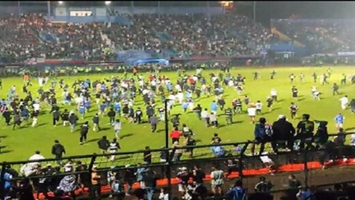 ببینید | ۱۲۷ کشته در جریان مسابقه فوتبال در اندونزی
