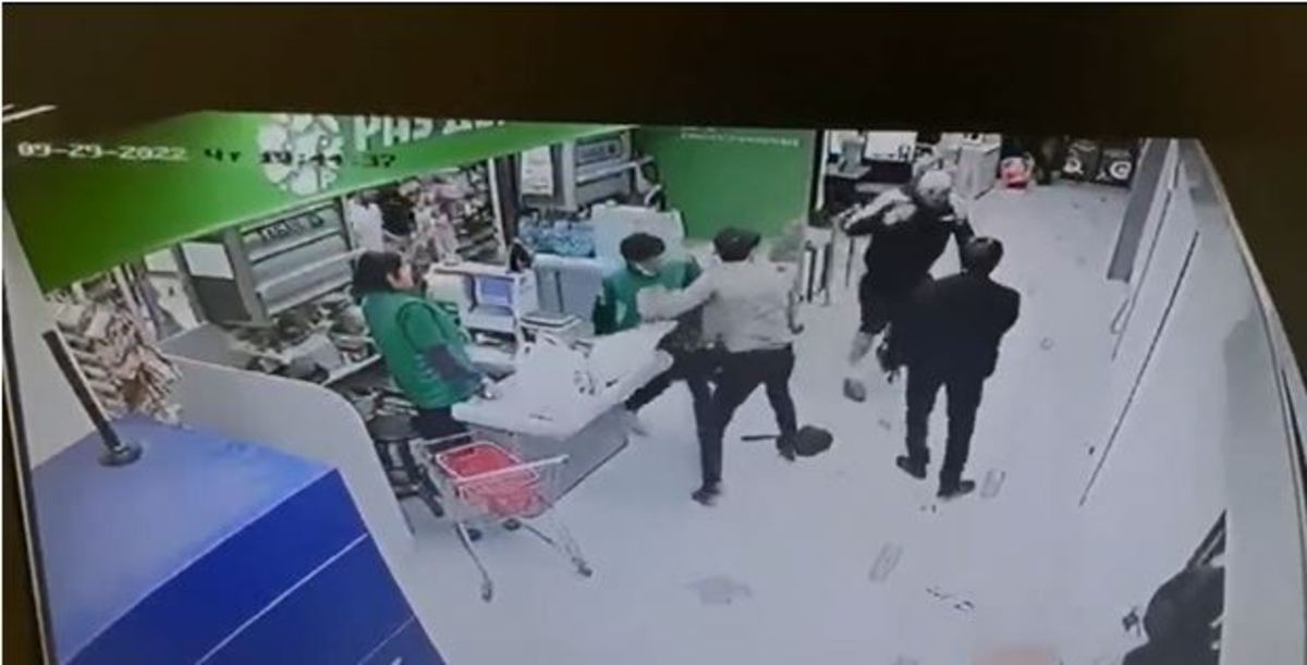 ببینید | مشت‌زنی و تیراندازی در درگیری چند مشتری با مرد درشت اندام (فروشگاهی خارج از کشور)