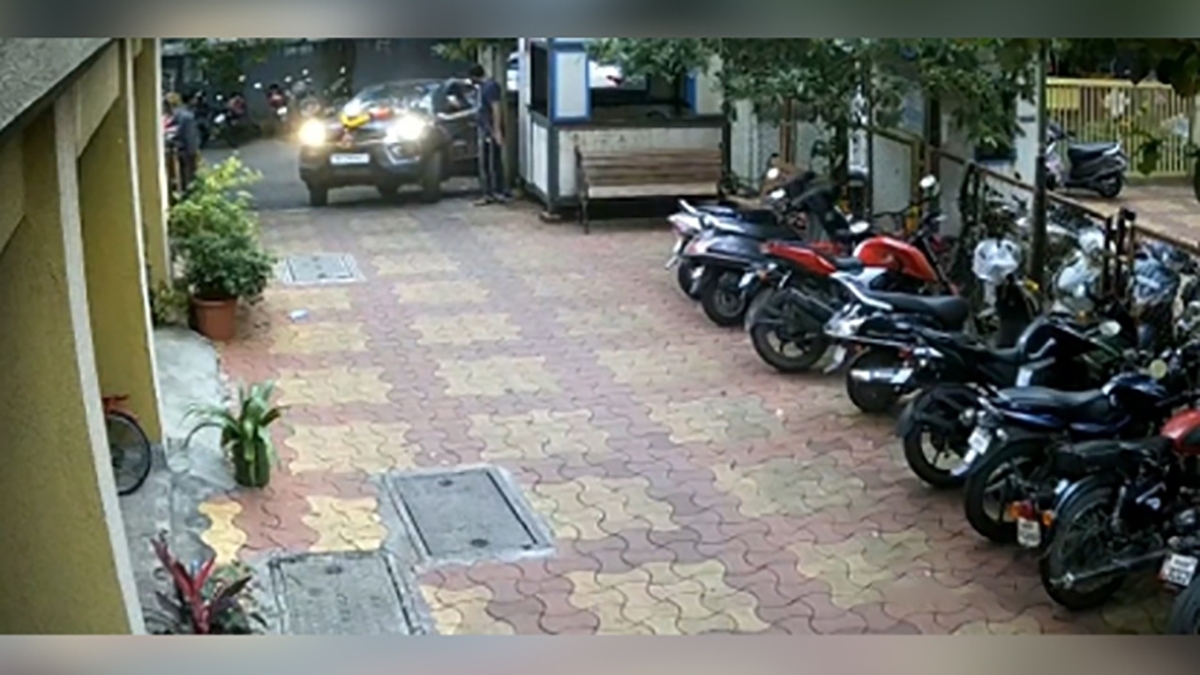 ببینید| تصادف خودرو با چند موتورسیکلت پارک شده در هند