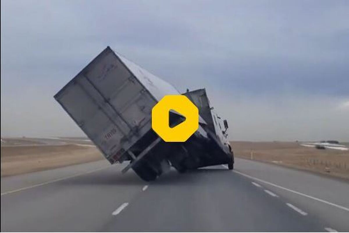 ببینید | واژگونی یک تریلی به دلیل سرعت زیاد در جاده (ویدیو مربوط به ایران نیست)
