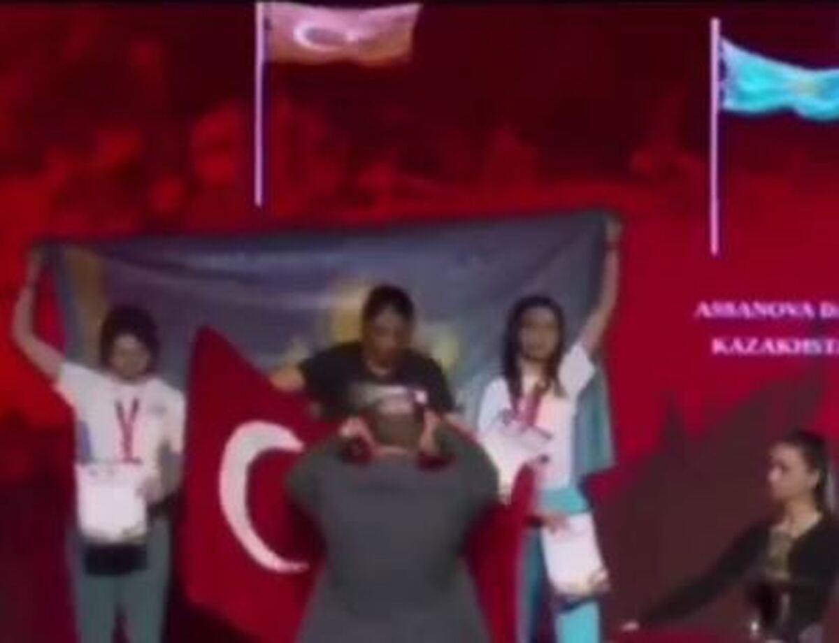 ببینید | دعوا بر سر نمایش پرچم روی سکوی قهرمانی زنان ورزشکار