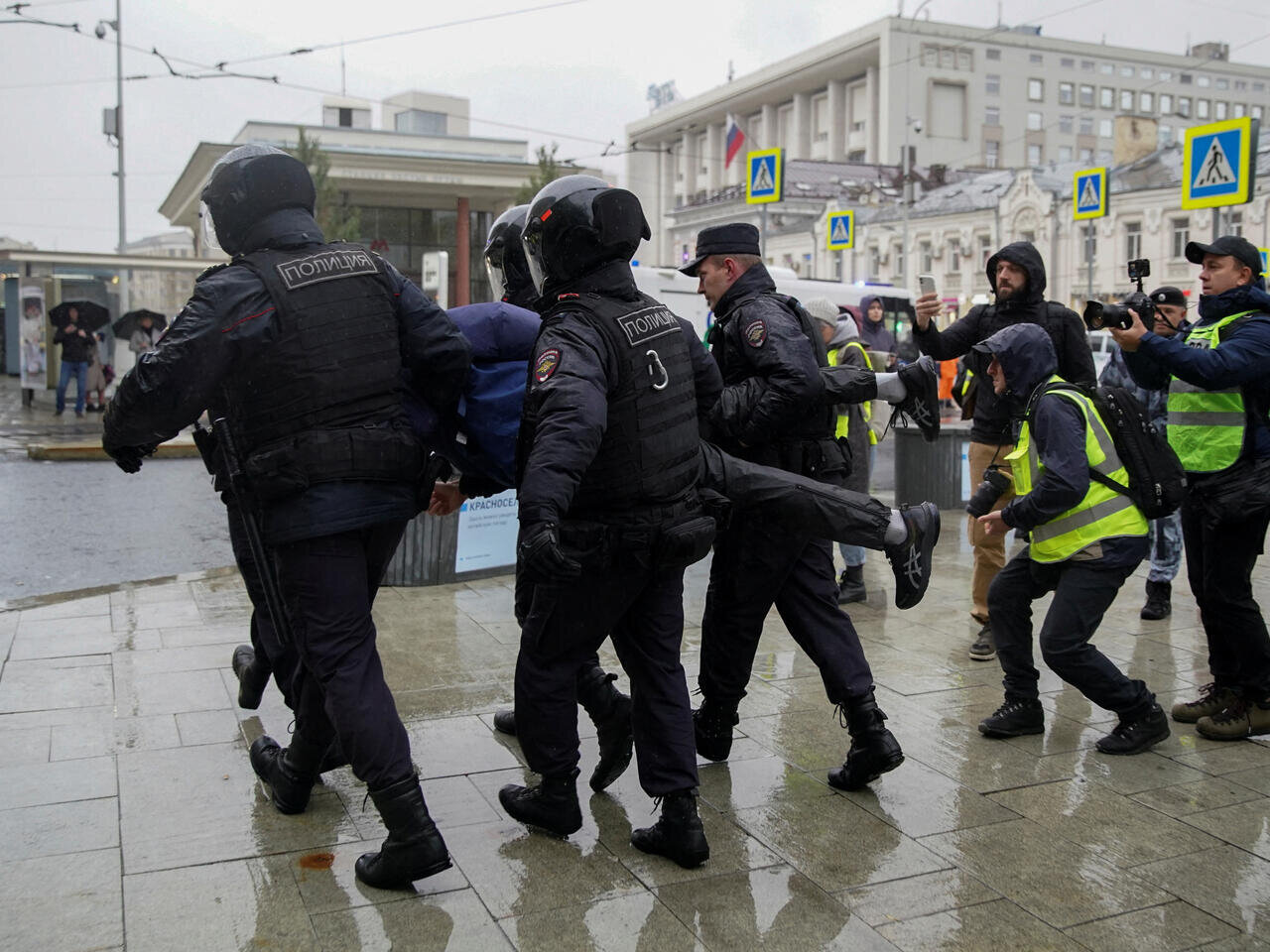 استانبول، مقصد فرار روس ها از سربازی اجباری / بازداشت 700 معترض در روسیه