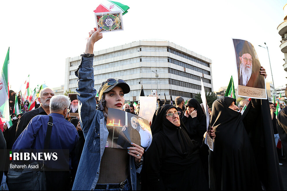 روزنامه جوان: بدحجاب طرفدار نظام که در راهپیمایی شرکت می کند با بقیه بدحجاب ها فرق دارد