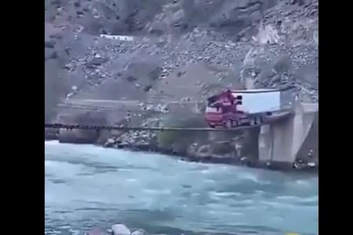 ببینید | ریسک‌پذیری بالای راننده تریلی و عبور از روی پل باریک و خطرناک