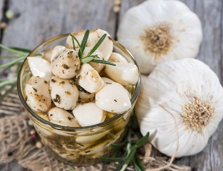 طرز تهیه سیر ترشی سفید خوشمزه و مجلسی