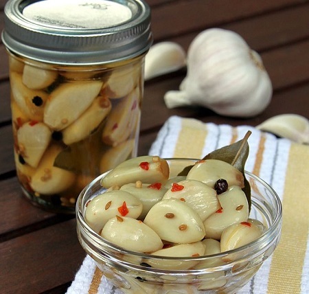طرز تهیه سیر ترشی سفید خوشمزه و مجلسی